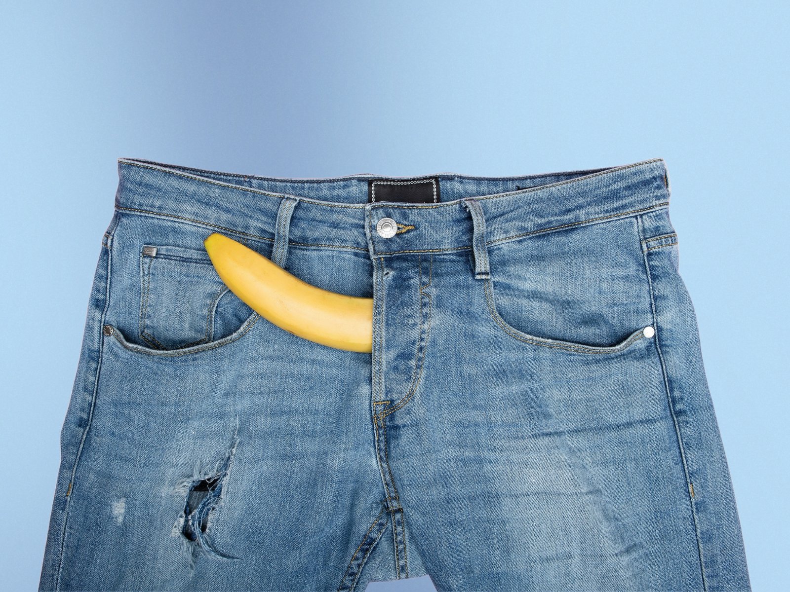 Pantalon bleu avec une banane symbolisant un pénis